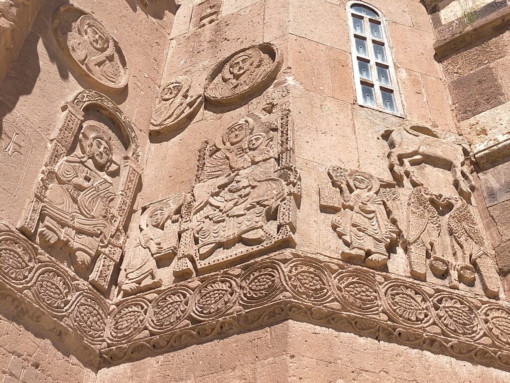 アクダマル教会の壁面