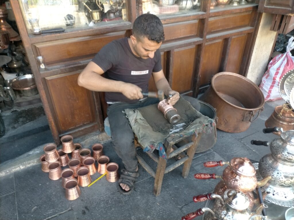 銅細工を手掛けるシリア移民